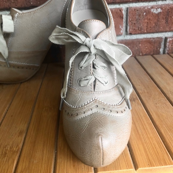 Lace-up Vintage Cutout Women’s Heeled Oxford - Picture 2 of 5